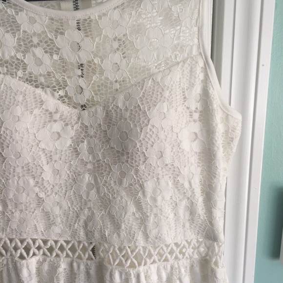 Lace open back dress - Picture 2 of 4